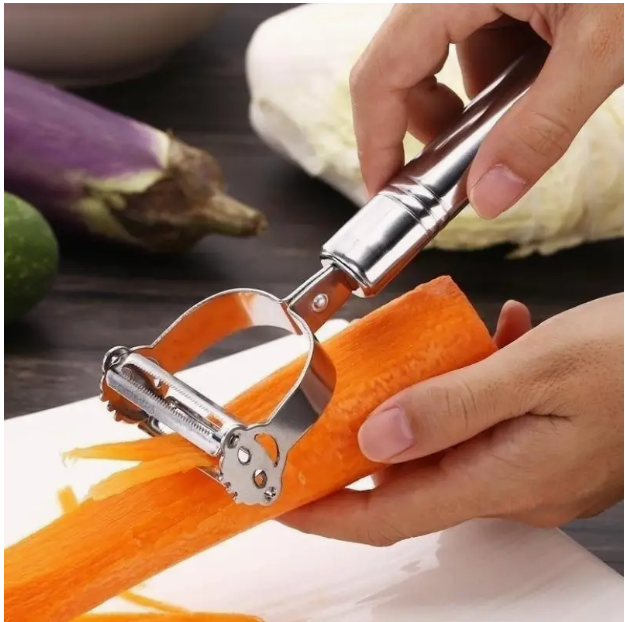 Zöldséghámozó használat közben