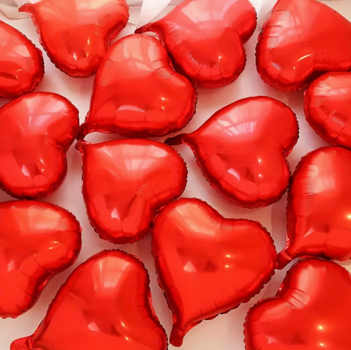 Szív alakú lufi romantikus háttérdekor