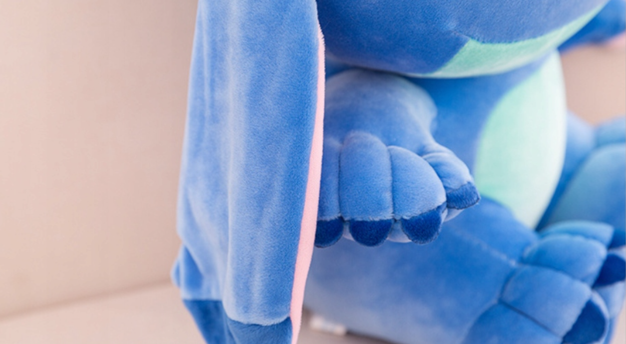 Kék plüss figura közelről