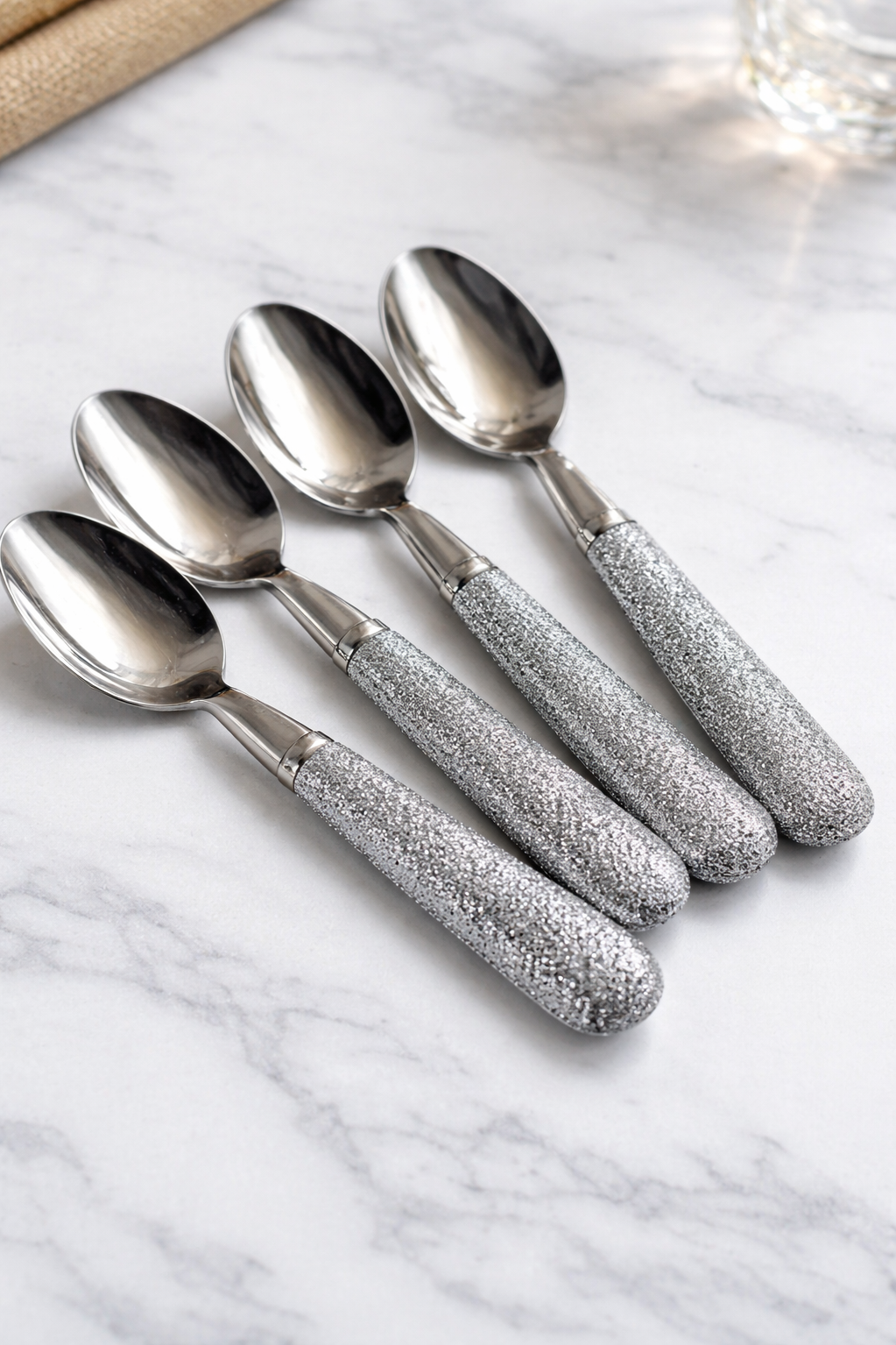Csillogó nyelű desszertes kanalak